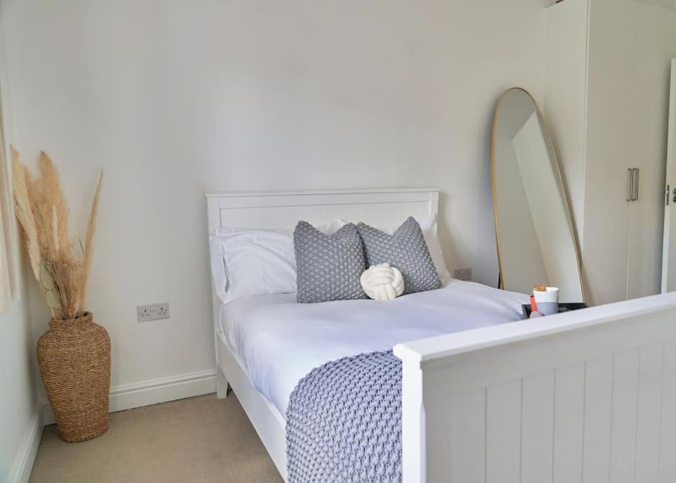 Stunning Luxury 2 Bed Apartment With En-Suite In Wokingham City Centre Exterior photo